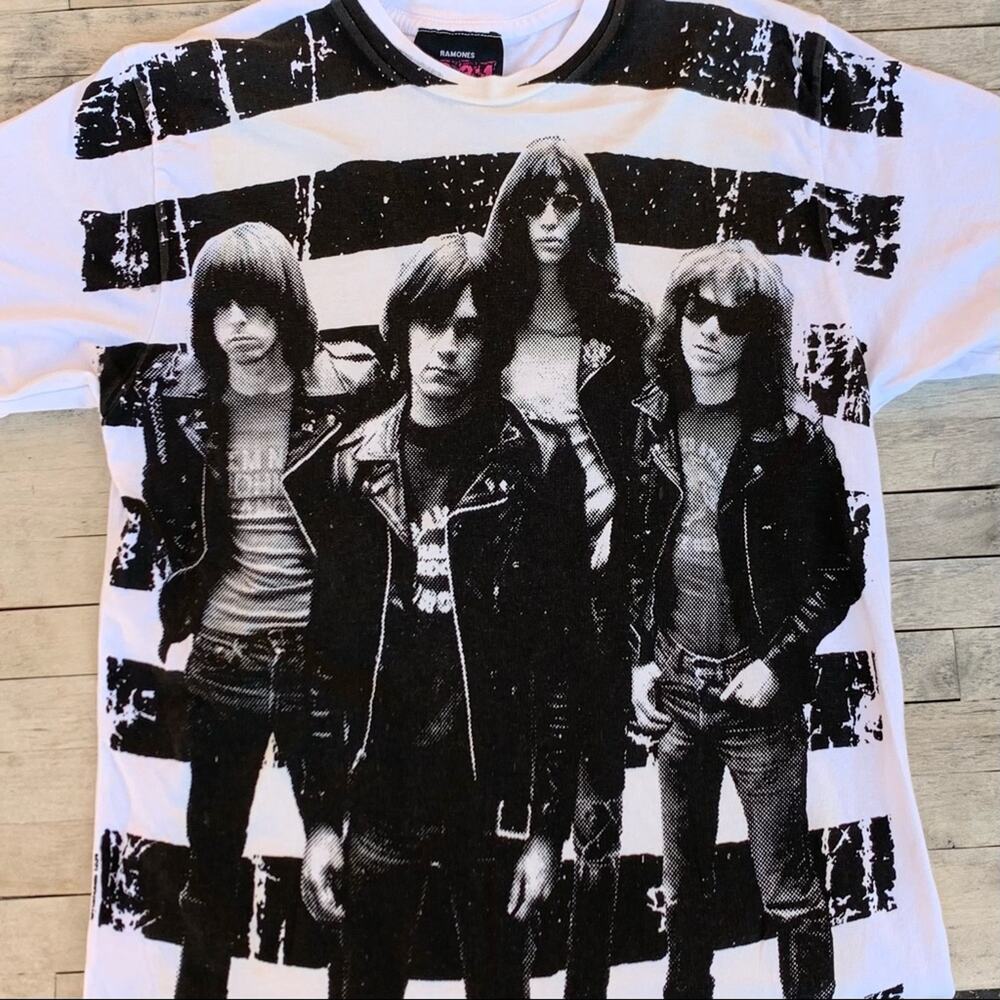 RAMONES TSHIRT SIZE SMALL